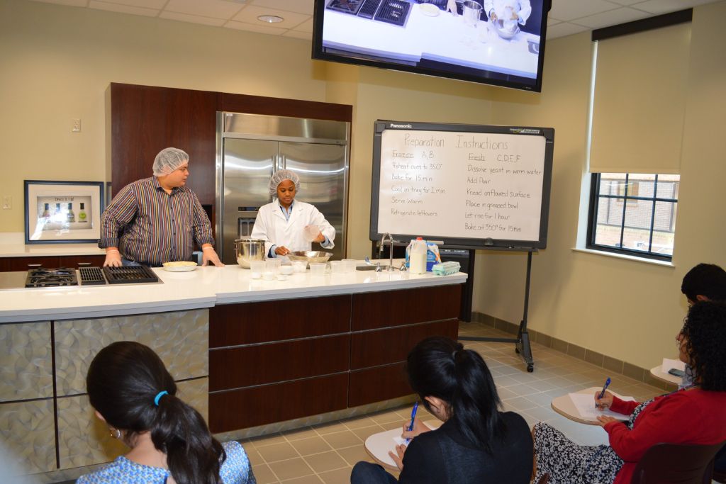 Teaching Instructing Students in Lab