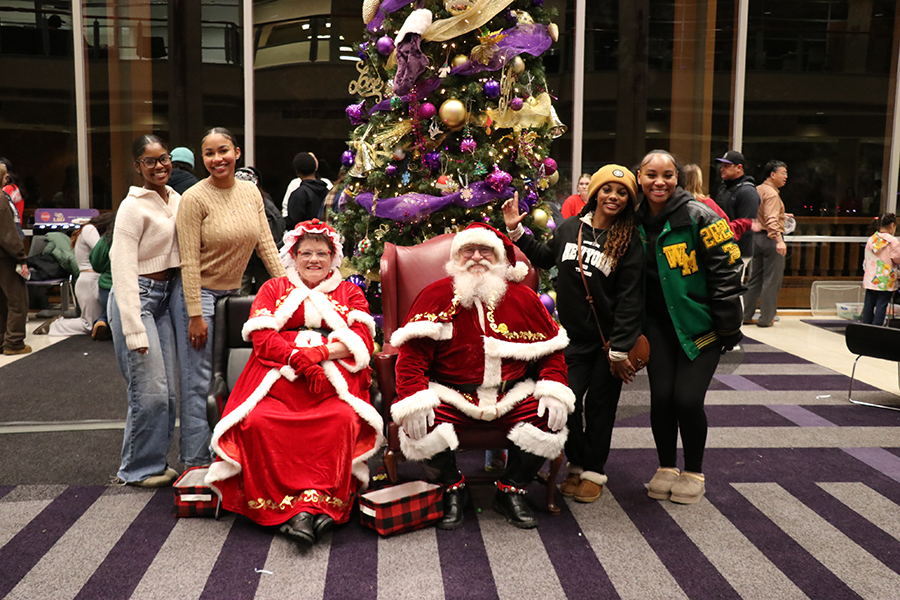 students with Santa and Mrs. Claus